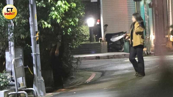 戀人未滿1／宇宙人小玉約會曖昧對象　保持「紳士距離」冒粉紅泡泡