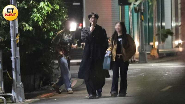 戀人未滿1／宇宙人小玉約會曖昧對象　保持「紳士距離」冒粉紅泡泡