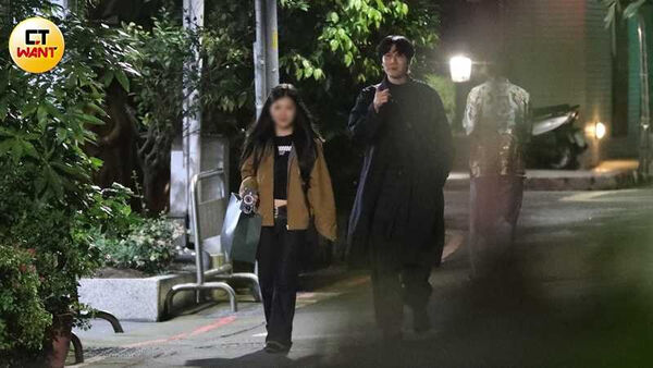 戀人未滿1／宇宙人小玉約會曖昧對象　保持「紳士距離」冒粉紅泡泡