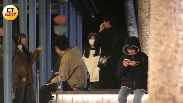 戀人未滿1／宇宙人小玉約會曖昧對象　保持「紳士距離」冒粉紅泡泡