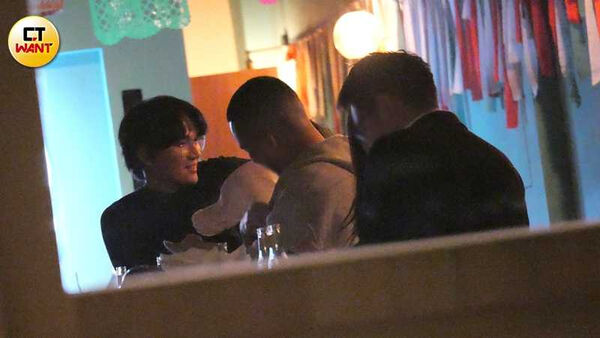 戀人未滿1／宇宙人小玉約會曖昧對象　保持「紳士距離」冒粉紅泡泡