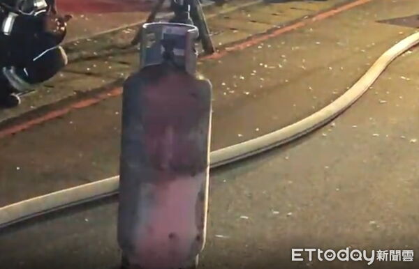 快訊／中和凌晨氣爆「瓦斯鋼瓶燃燒」　1男送醫。（圖／記者陸運陞翻攝）