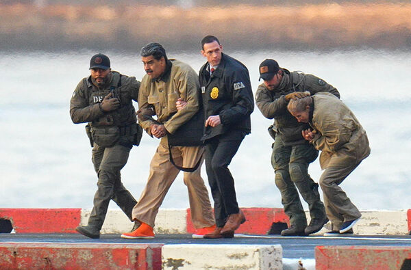 ▲▼委內瑞拉總統馬杜洛（Nicolas Maduro）及其妻子佛羅雷斯（Cilia Flores）遭美軍抓捕。（圖／達志影像／美聯社）