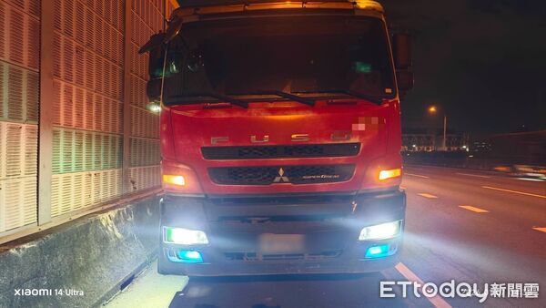 ▲國道1號北向361公里（鼎金系統路段）7日凌晨發生追撞事故。（圖／記者吳奕靖翻攝，下同）