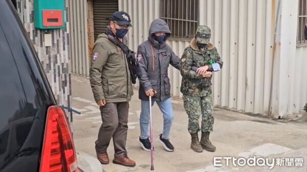 ▲辛柏毅母親在軍方的陪同下搭車，將搭乘軍機前往花蓮基地。（圖／地方中心翻攝，下同）