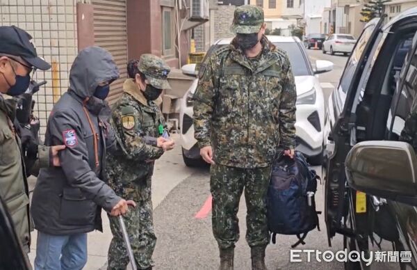 ▲辛柏毅母親在軍方的陪同下搭車，將搭乘軍機前往花蓮基地。（圖／地方中心翻攝，下同）