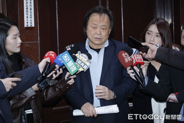 ▲▼立法院財政委員會邀請金融監督管理委員會主任委員彭金隆、財政部部長莊翠雲、國家發展委員會副主任委員就「如何引導國內資金擴大參與公共建設及策略性產業」進行專題報告，會前立委王世堅接受媒體聯訪。（圖／記者湯興漢攝）