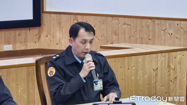 ▼飛官辛柏毅駕駛F-16V戰機失聯，空軍召開記者會說明狀況，第五聯隊後勤科科長丁尉軒中校出席。（圖／記者呂佳賢攝）