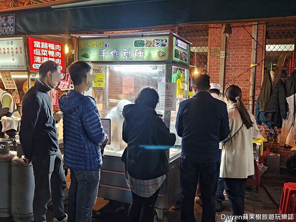 ▲▼新北蘆洲排隊美食「蘆洲總讚手作蔥餅」，廟口夜市爆蔥蔥油餅現擀現煎。（圖／部落客DARREN提供）