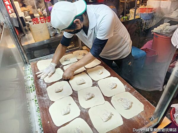 ▲▼新北蘆洲排隊美食「蘆洲總讚手作蔥餅」，廟口夜市爆蔥蔥油餅現擀現煎。（圖／部落客DARREN提供）
