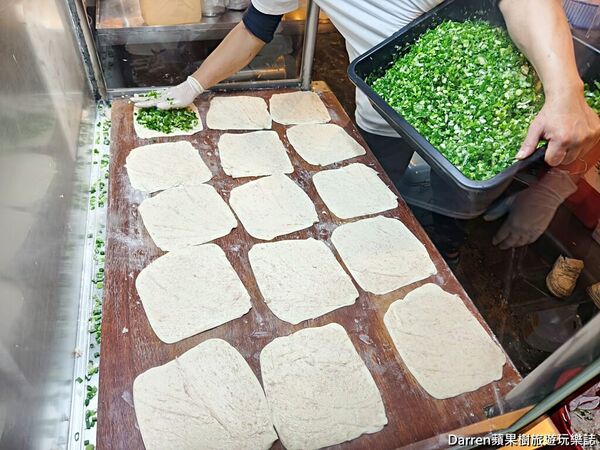 ▲▼新北蘆洲排隊美食「蘆洲總讚手作蔥餅」，廟口夜市爆蔥蔥油餅現擀現煎。（圖／部落客DARREN提供）