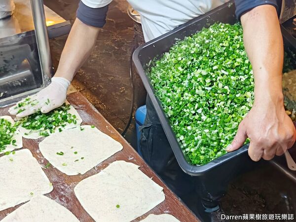 ▲▼新北蘆洲排隊美食「蘆洲總讚手作蔥餅」，廟口夜市爆蔥蔥油餅現擀現煎。（圖／部落客DARREN提供）
