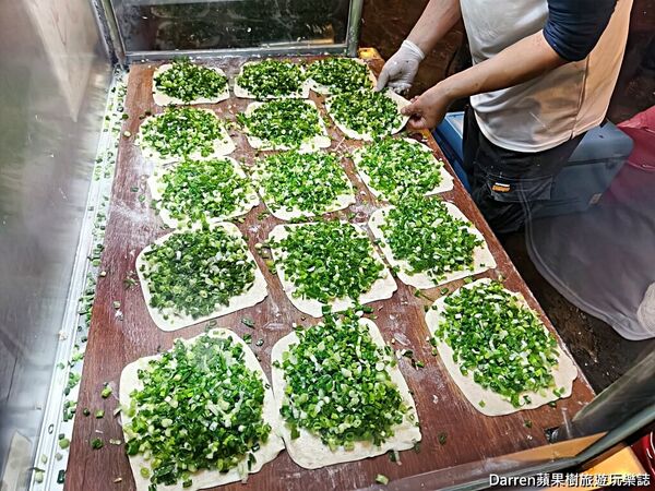 ▲▼新北蘆洲排隊美食「蘆洲總讚手作蔥餅」，廟口夜市爆蔥蔥油餅現擀現煎。（圖／部落客DARREN提供）