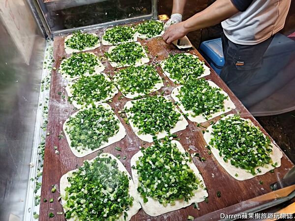 ▲▼新北蘆洲排隊美食「蘆洲總讚手作蔥餅」，廟口夜市爆蔥蔥油餅現擀現煎。（圖／部落客DARREN提供）