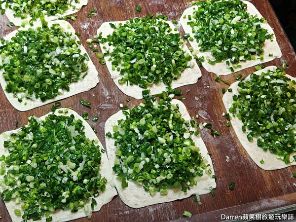 ▲▼新北蘆洲排隊美食「蘆洲總讚手作蔥餅」，廟口夜市爆蔥蔥油餅現擀現煎。（圖／部落客DARREN提供）