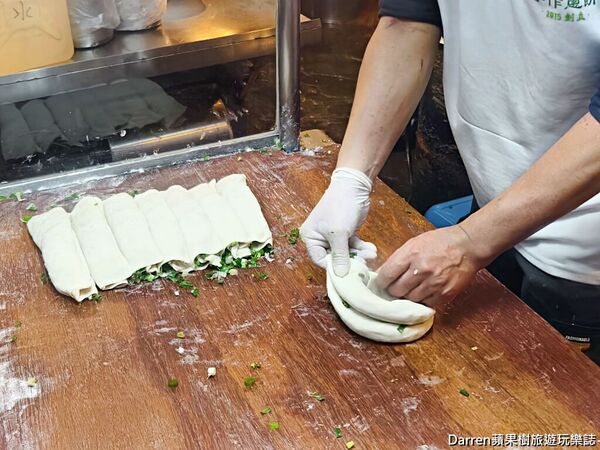 ▲▼新北蘆洲排隊美食「蘆洲總讚手作蔥餅」，廟口夜市爆蔥蔥油餅現擀現煎。（圖／部落客DARREN提供）