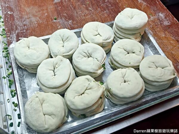 ▲▼新北蘆洲排隊美食「蘆洲總讚手作蔥餅」，廟口夜市爆蔥蔥油餅現擀現煎。（圖／部落客DARREN提供）