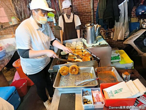 ▲▼新北蘆洲排隊美食「蘆洲總讚手作蔥餅」，廟口夜市爆蔥蔥油餅現擀現煎。（圖／部落客DARREN提供）