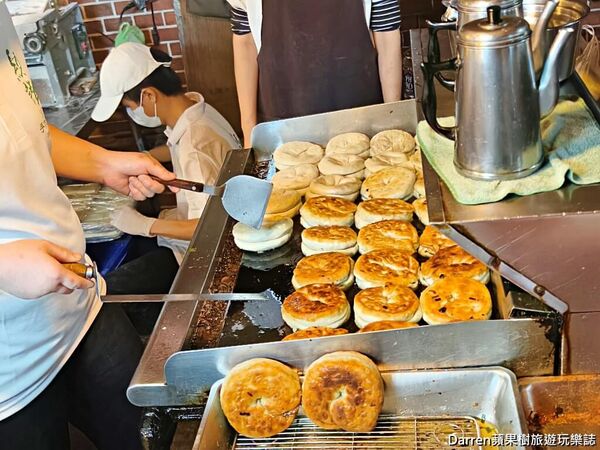 ▲▼新北蘆洲排隊美食「蘆洲總讚手作蔥餅」，廟口夜市爆蔥蔥油餅現擀現煎。（圖／部落客DARREN提供）