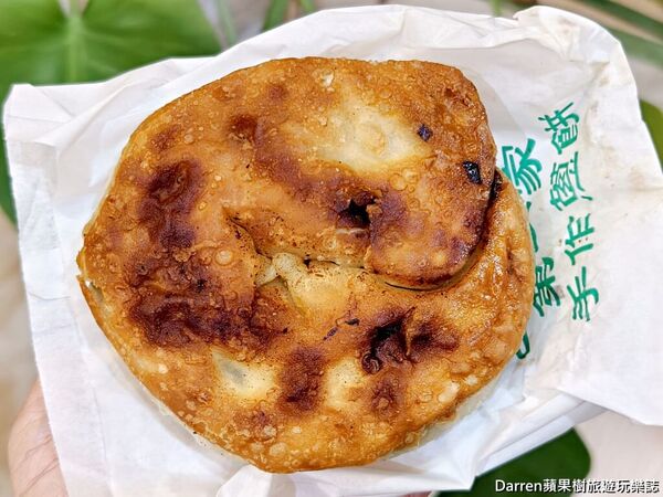 ▲▼新北蘆洲排隊美食「蘆洲總讚手作蔥餅」，廟口夜市爆蔥蔥油餅現擀現煎。（圖／部落客DARREN提供）