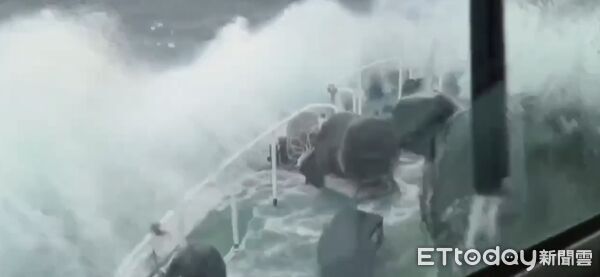 ▲▼海巡署派出3 艦6艇6日晚間徹夜搜救。（圖／海巡東部分署提供，下同）