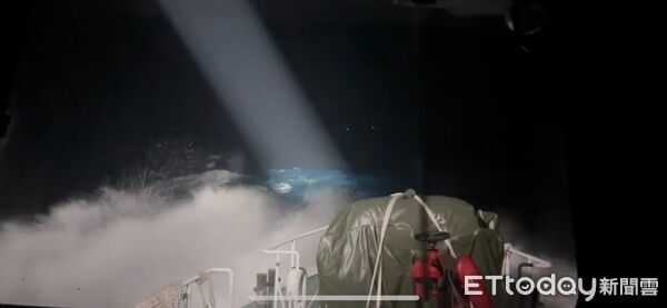 ▲▼海巡署派出3 艦6艇6日晚間徹夜搜救。（圖／海巡東部分署提供，下同）