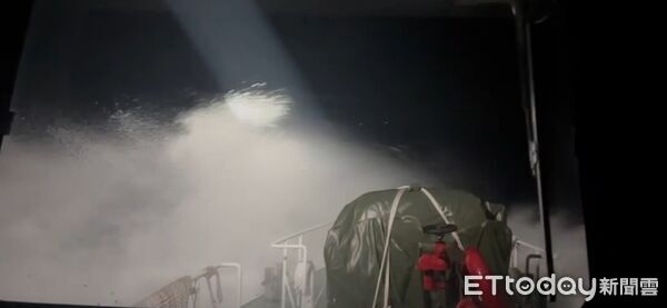 ▲▼海巡署派出3 艦6艇6日晚間徹夜搜救。（圖／海巡東部分署提供，下同）
