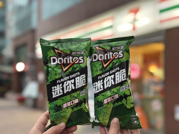 ▲▼7-11推出獵奇零食，包括「皮蛋口味多力多滋」等。（圖／業者提供）