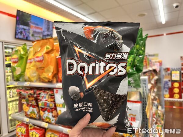 ▲▼7-11推出獵奇零食，包括「皮蛋口味多力多滋」等。（圖／記者林育綾攝）