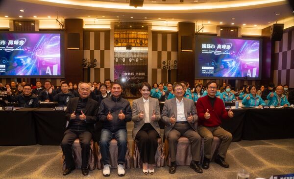 ▲第12次「園縣市高峰會」於竹市登場，與會長官合影。（圖／新竹市政府提供）