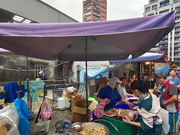 ▲▼景美菜市場「台北50元便當」，雙主菜多選擇，上午不定期販售。（圖／部落客WISELY提供）