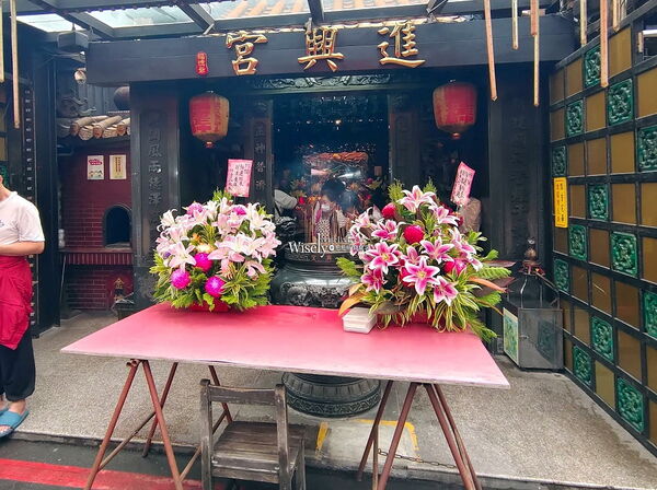 ▲▼景美菜市場「台北50元便當」，雙主菜多選擇，上午不定期販售。（圖／部落客WISELY提供）