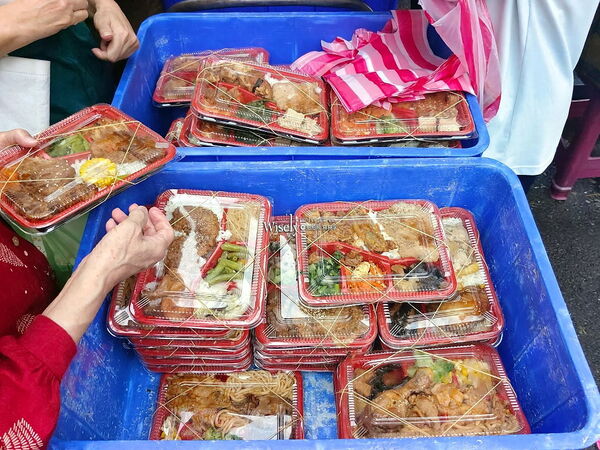 ▲▼景美菜市場「台北50元便當」，雙主菜多選擇，上午不定期販售。（圖／部落客WISELY提供）