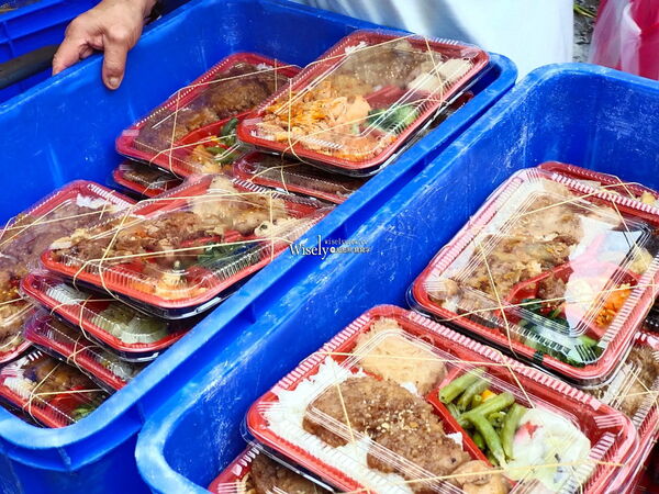 ▲▼景美菜市場「台北50元便當」，雙主菜多選擇，上午不定期販售。（圖／部落客WISELY提供）