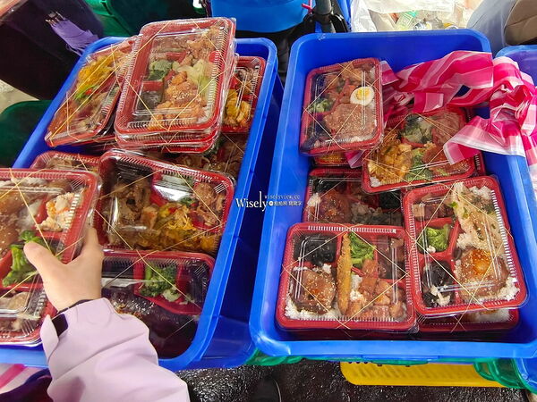 ▲▼景美菜市場「台北50元便當」，雙主菜多選擇，上午不定期販售。（圖／部落客WISELY提供）