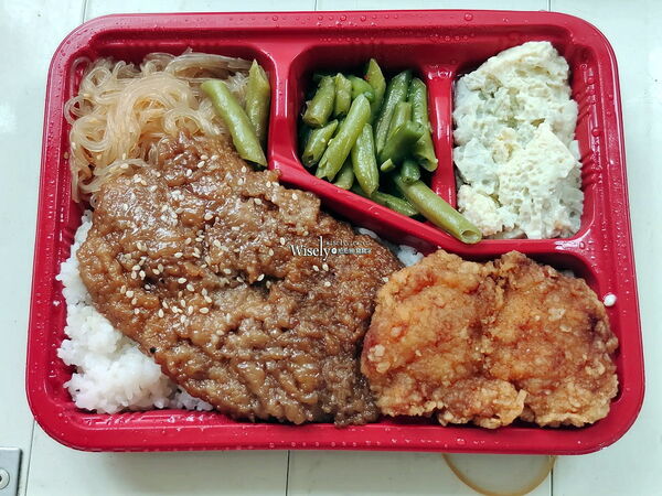 ▲▼景美菜市場「台北50元便當」，雙主菜多選擇，上午不定期販售。（圖／部落客WISELY提供）