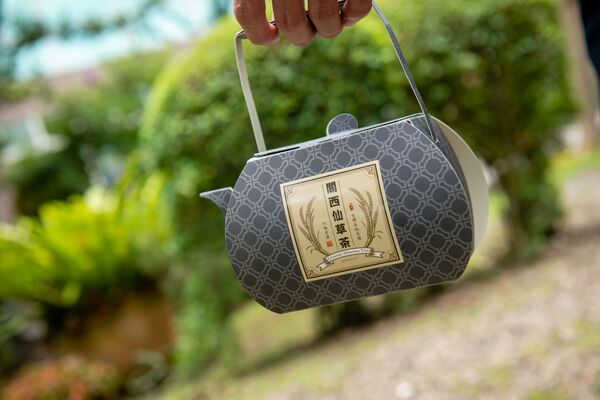 ▲六福莊馬到成功住房專案把六種動物體驗包進住房專案中，包含最新的斑馬生態體驗，還會加贈關西仙草茶+紅茶禮盒，與六福新春福袋一份。（圖／業者提供）