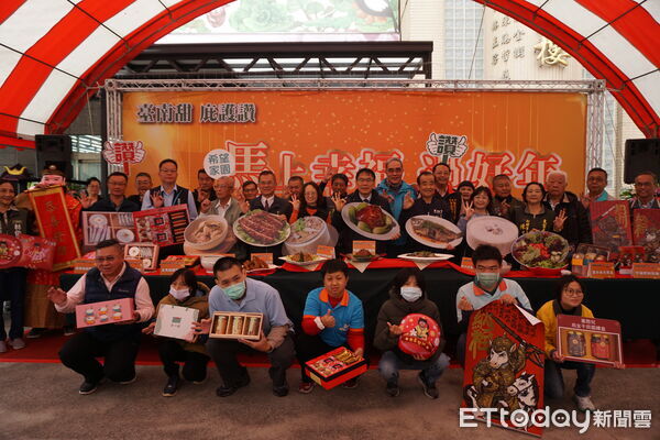 ▲台南市政府勞工局舉辦「馬上幸福過好年&mdash;台南庇護年節禮」行銷記者會，邀請民眾以消費支持庇護就業。（記者林東良翻攝，下同）