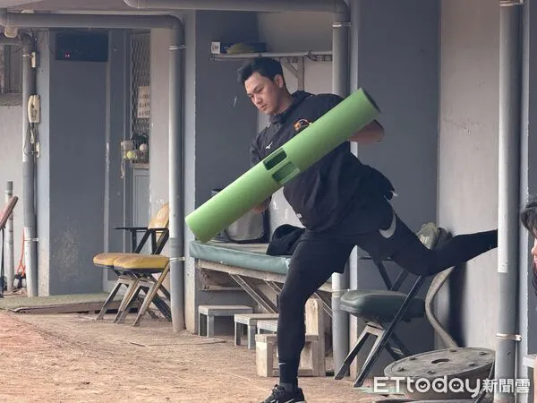 ▲江少慶投入統一獅投捕訓練營。（圖／記者楊舒帆攝）