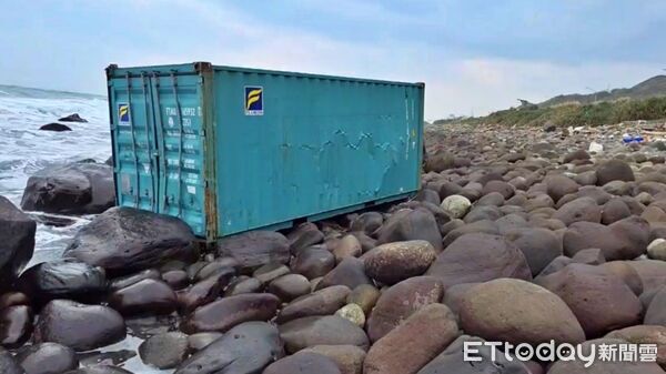 ▲港籍貨輪外海遭浪打落20貨櫃 北海岸台2線再尋獲1只。（圖／記者郭世賢翻攝）