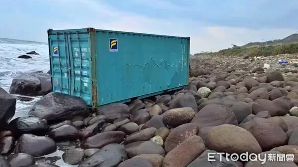 ▲港籍貨輪外海遭浪打落20貨櫃 北海岸台2線再尋獲1只。（圖／記者郭世賢翻攝）