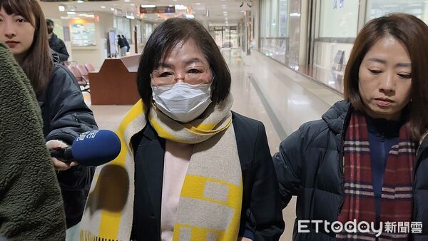 ▲▼國民黨台北市黨部前主委黃呂錦茹（白口罩）聲請交保不續戴電子腳環，主張雙腳負重不均造成臀腿痠痛，更妨礙她做精密健檢。（圖／記者黃哲民攝）