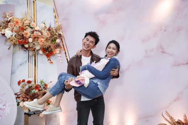 ▲曾智希與曾子益在《豆腐媽媽》中，到戶政事務所登記結婚。（圖／民視提供）