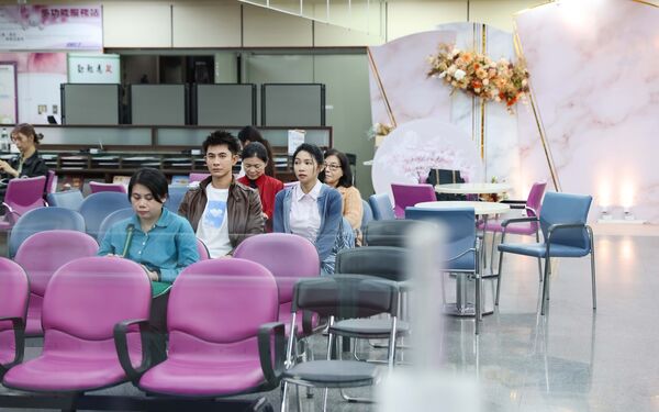 ▲曾智希與曾子益在《豆腐媽媽》中，到戶政事務所登記結婚。（圖／民視提供）