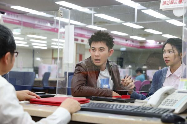 ▲曾智希與曾子益在《豆腐媽媽》中，到戶政事務所登記結婚。（圖／民視提供）