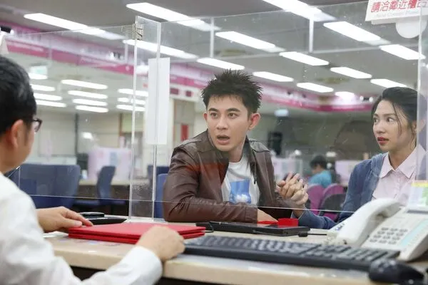 ▲曾智希與曾子益在《豆腐媽媽》中，到戶政事務所登記結婚。（圖／民視提供）