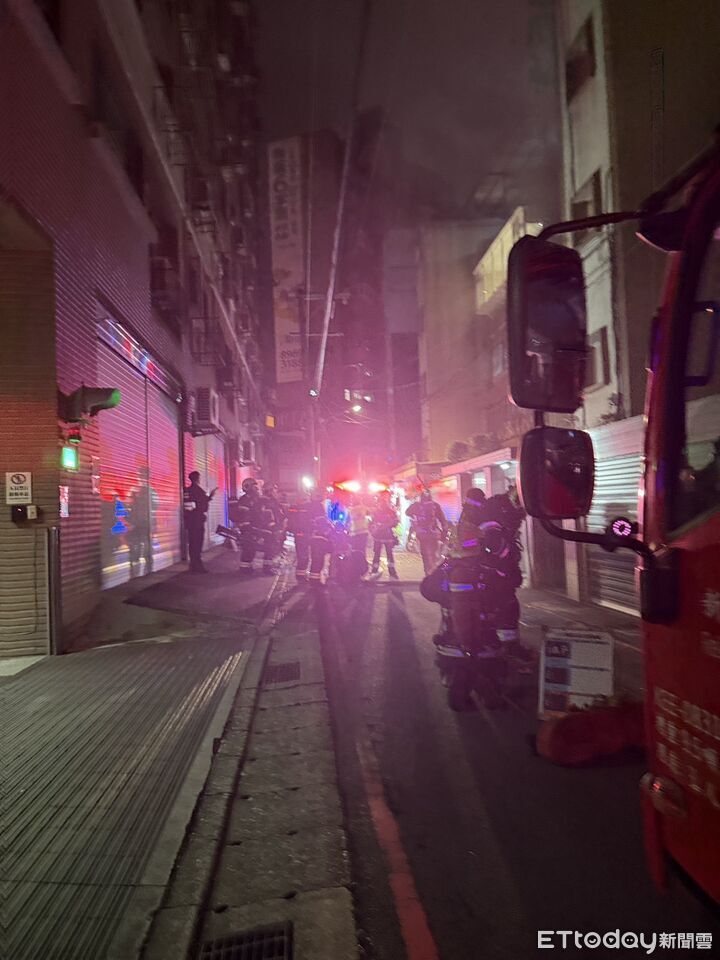快訊／中和凌晨氣爆「瓦斯鋼瓶燃燒」　1男送醫。（圖／記者陸運陞翻攝）