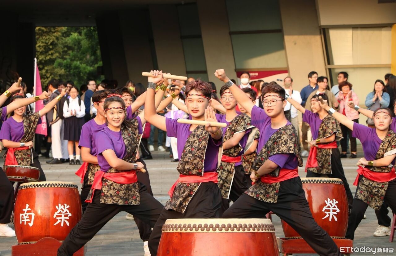 屏東縣南榮國中「年輕的心」藝術公演 一開場就被圈粉
