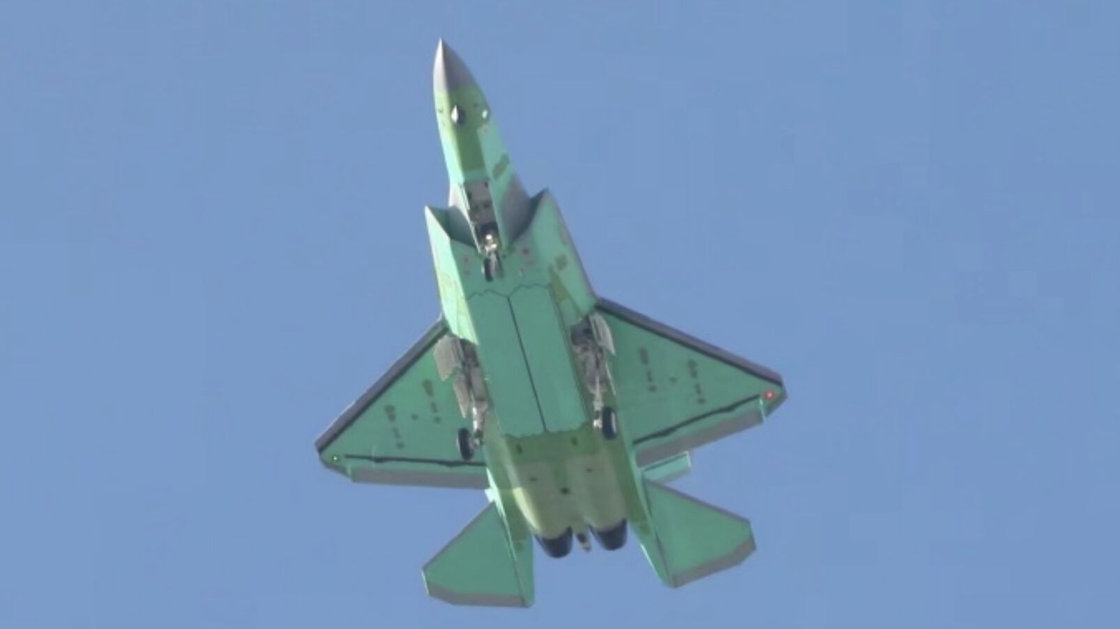 ▲殲-35綠皮機完成2026年公開首飛。（圖／翻攝微博）