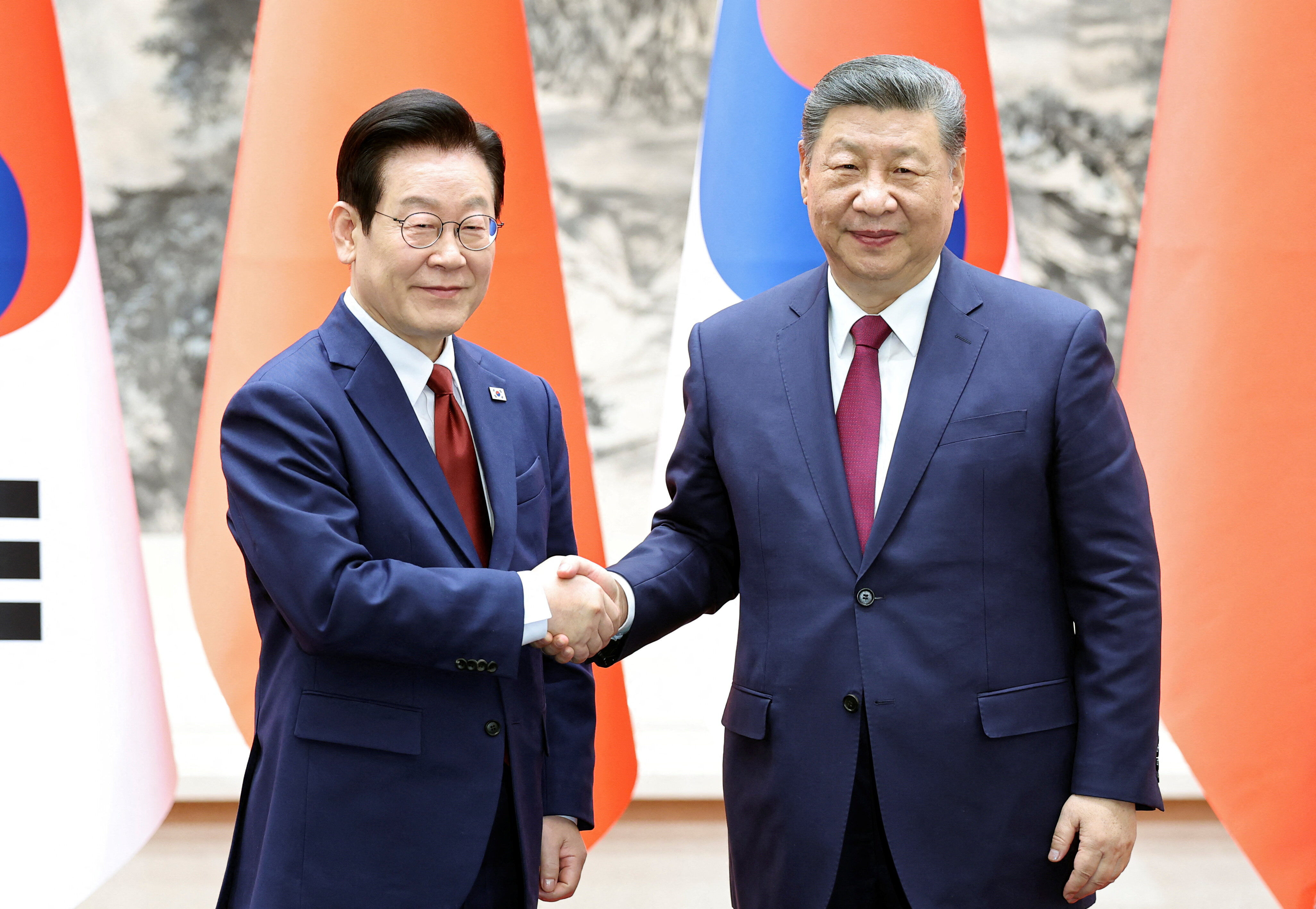 ▲▼2026年1月5日，中國國家主席習近平與韓國 總統李在明在北京人民大會堂握手。（圖／路透）